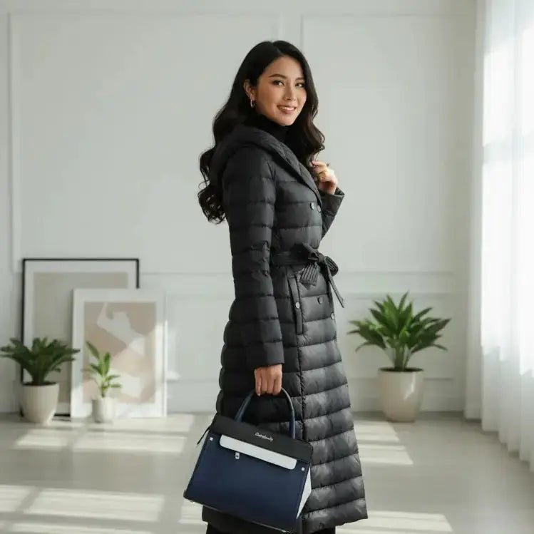 Imperméable Femme 3 Styles - Toute Météo + Tech Ultime, femme portant un imperméable noir élégant avec sac à main Image