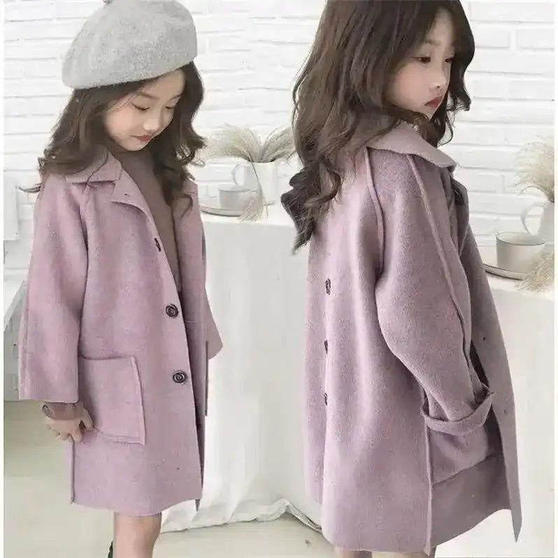 Fillette avec une parka rose