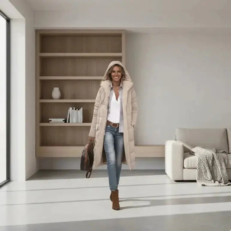 Manteau Femme 2025 : Découvrez Votre Coupe Parfaite, femme en manteau beige dans un intérieur moderne. Image