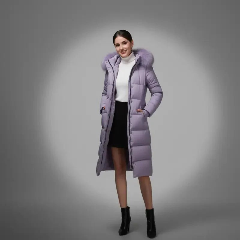 Manteau parka femme cintré porté sur une maille fine, superposition élégante Image