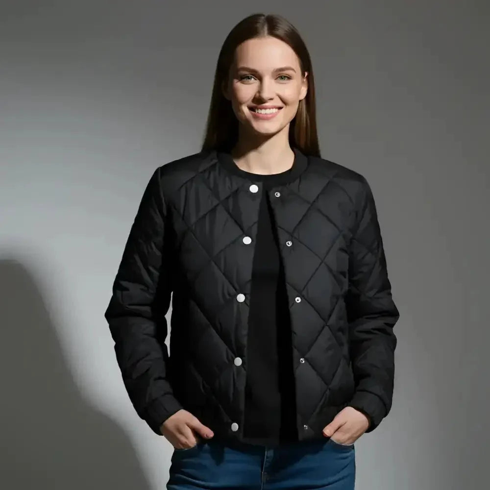 Parka courte femme style bombardier noire, silhouette urbaine dynamique Image