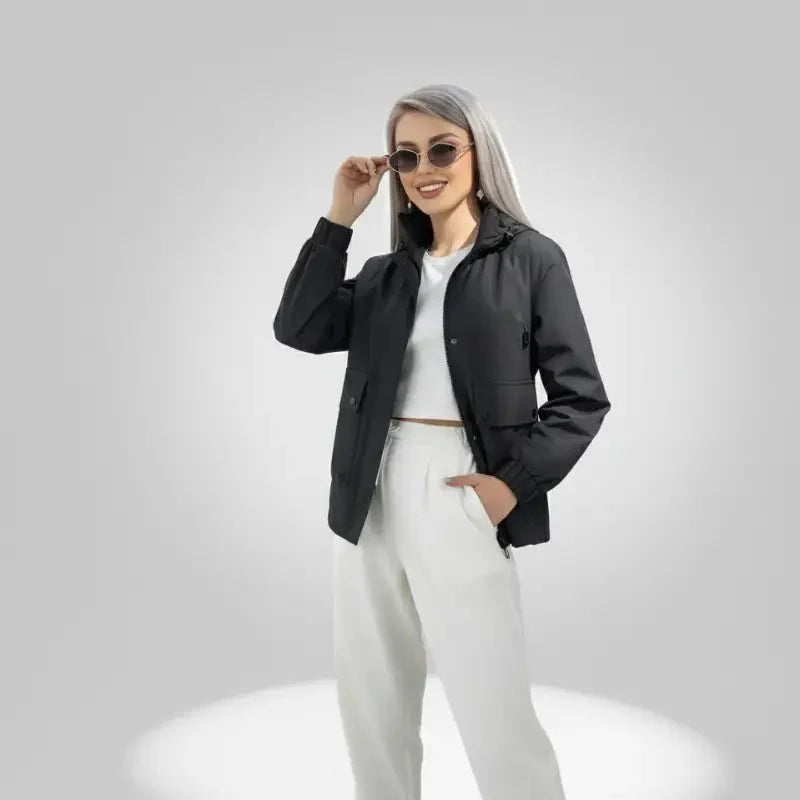 Parka noire femme légère à la ligne épurée, l'indispensable du vestiaire urbain Image