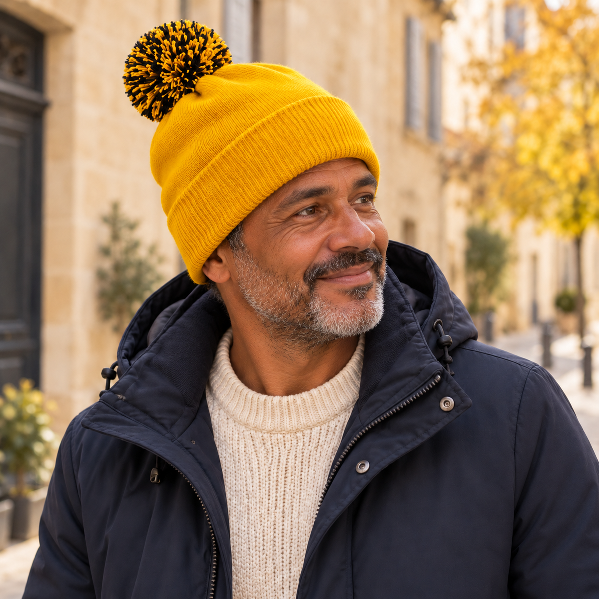 Bonnet jaune à pompon bicolore – Le Soleil — mise en situation