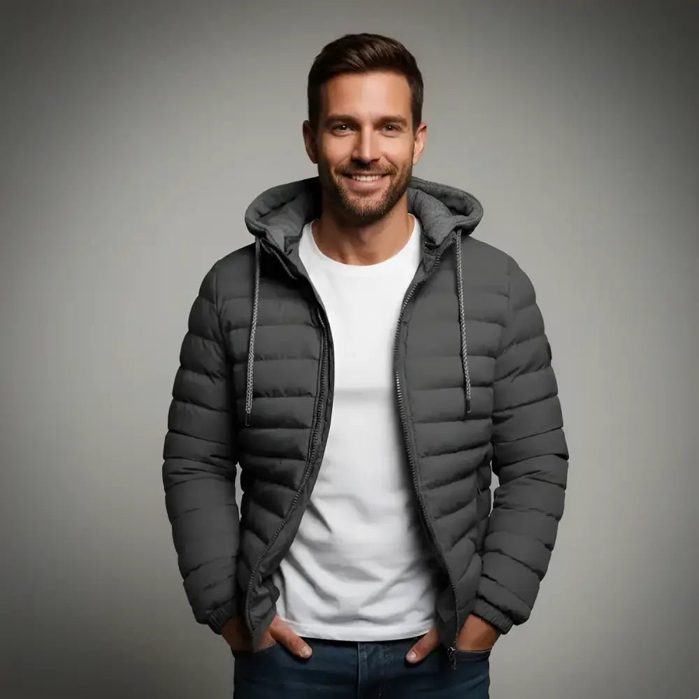 Homme portant une parka doudoune homme légère de couleur gris, sourire et ambiance décontractée.