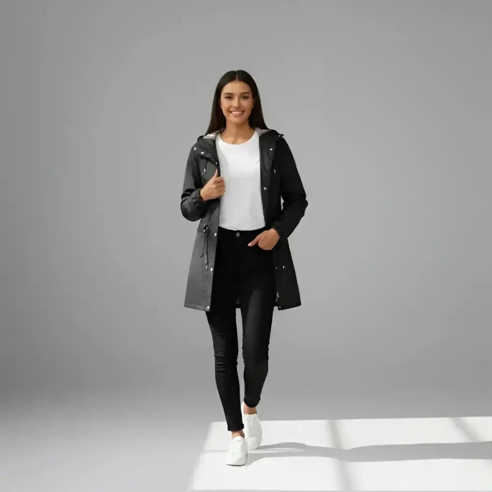 Parka Femme Doublure Tartan à Capuche, modèle élégant avec capuche, portée par une femme souriante sur fond neutre.