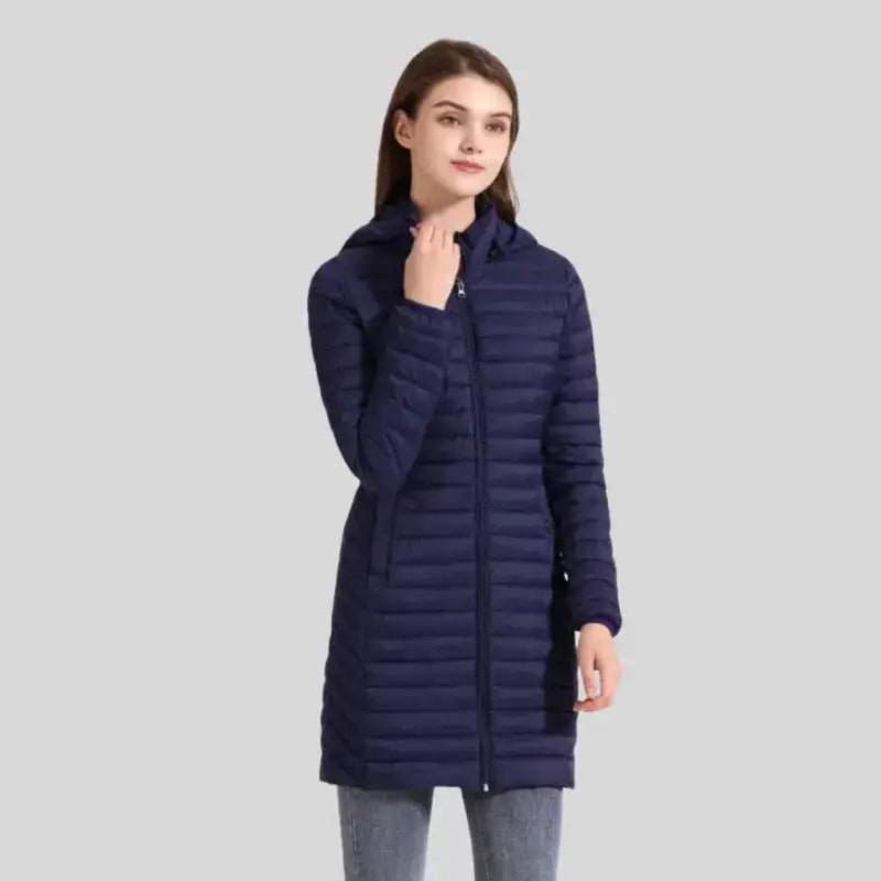 Parka femme longue matelassée beige à capuche – La Douce, modèle en bleu marine avec coupe moderne.