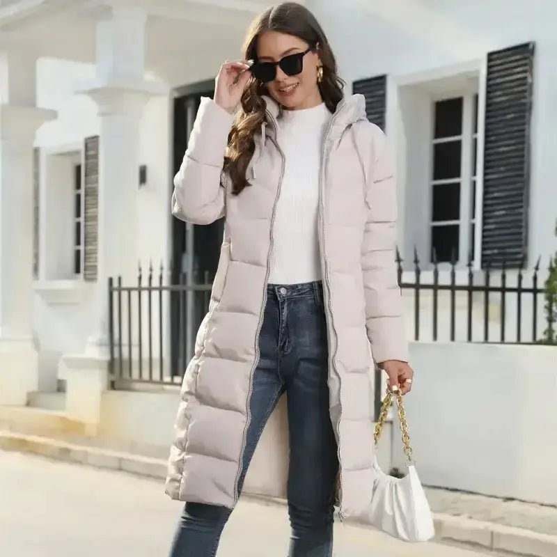 Parka femme longue imperméable chaude portée par une femme stylée avec capuche sur fond urbain.