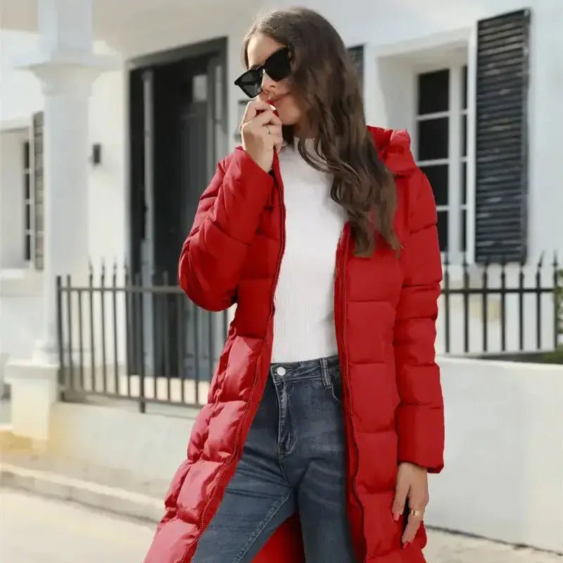 Parka chaude imperméable femme rouge, manteau d'hiver matelassé avec capuche, style pratique et élégant.