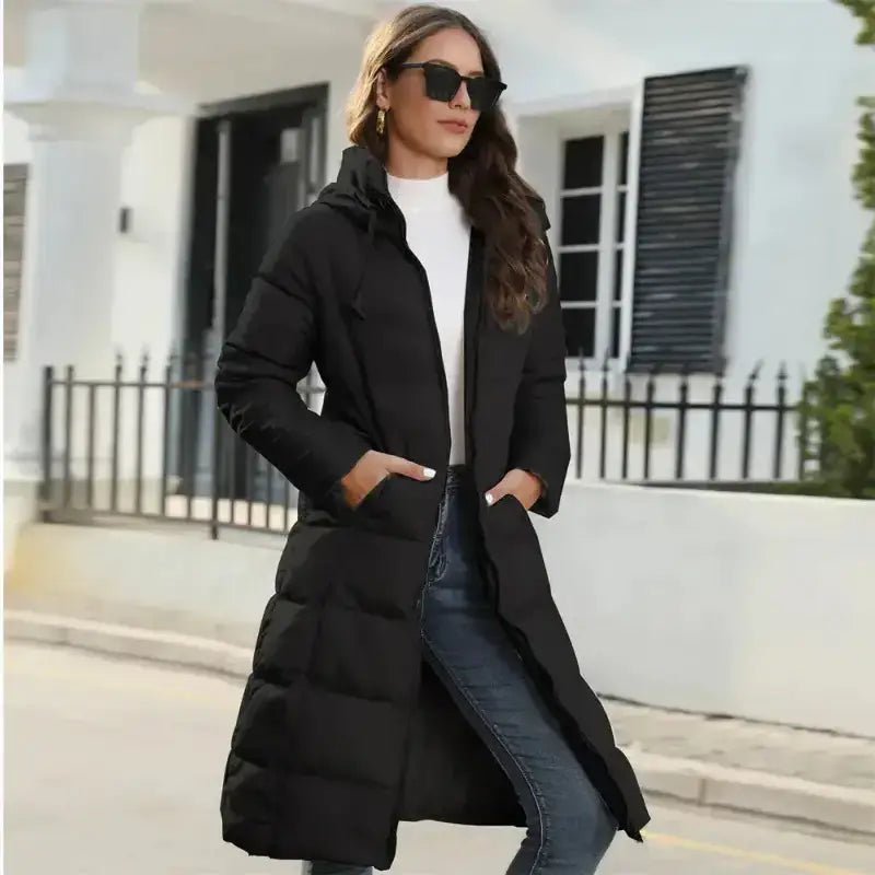 Parka femme longue imperméable chaude, modèle noir avec capuche, look d'hiver élégant.