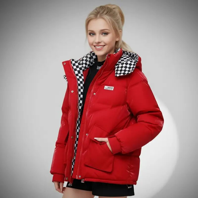 Parka chaude femme matelassée rouge avec capuche à motif uni et intérieur à carreaux.