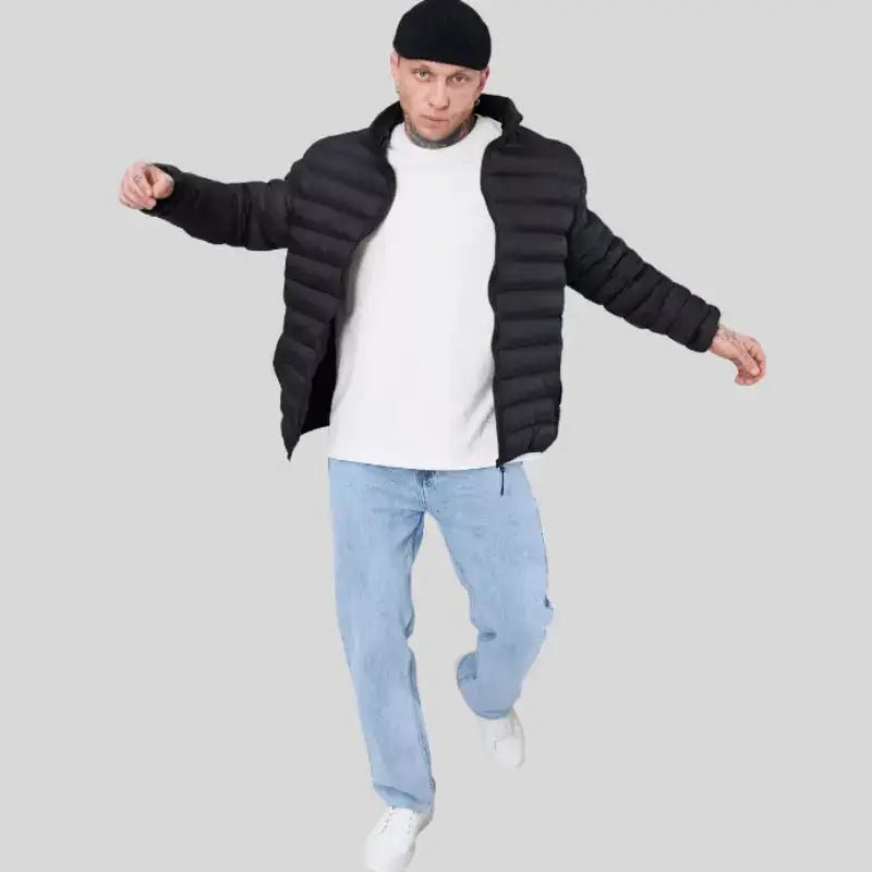 Homme portant une parka doudoune homme légère à capuche, style décontracté, vêtement noir.