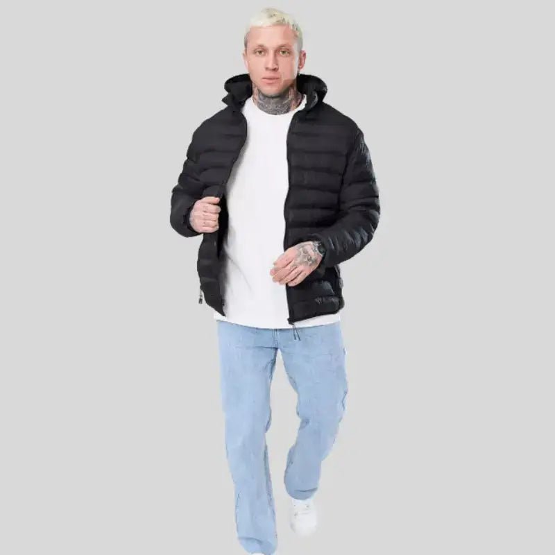 Homme portant une parka doudoune homme légère à capuche, marchant dans un style décontracté.