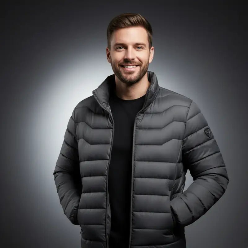 Parka doudoune homme légère à capuche de couleur grise portée par un homme souriant.
