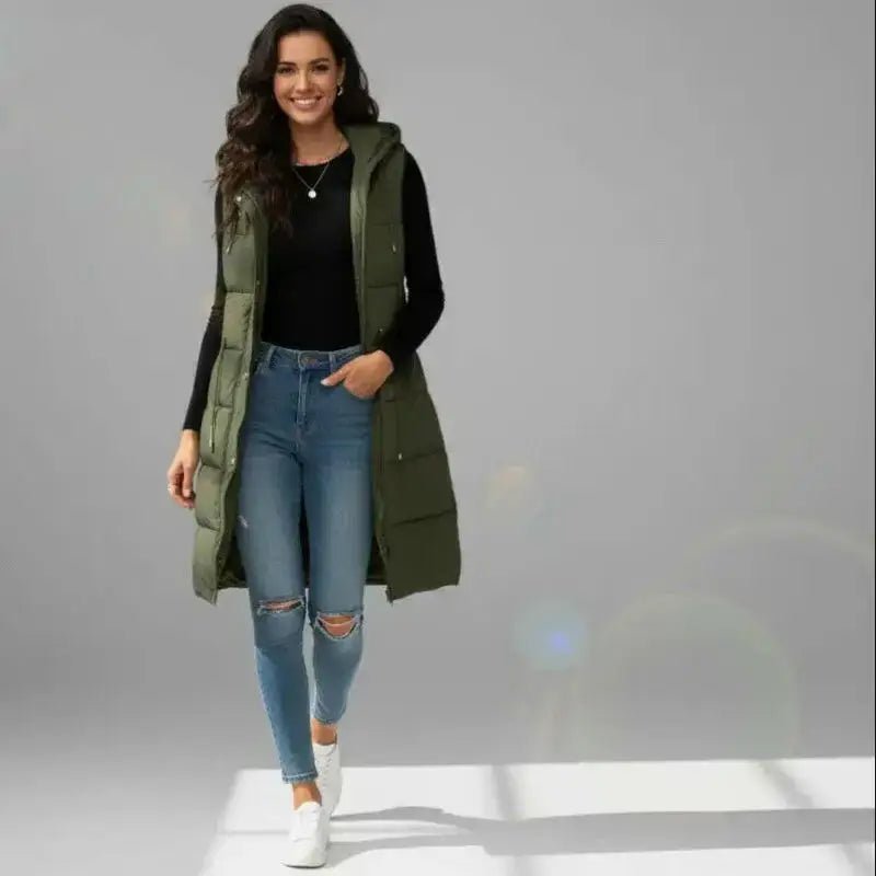 Parka femme sans manches vert militaire portée par une femme avec un pantalon en jeans et des baskets blanches.