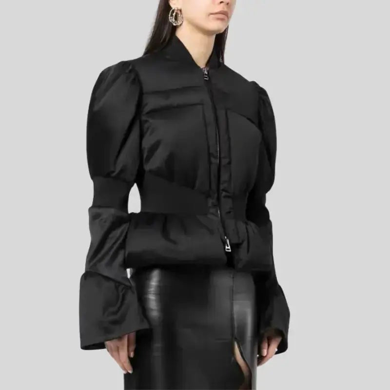 Parka femme cintrée à manches bouffantes en noir, look structuré et élégant, idéale pour le quotidien.