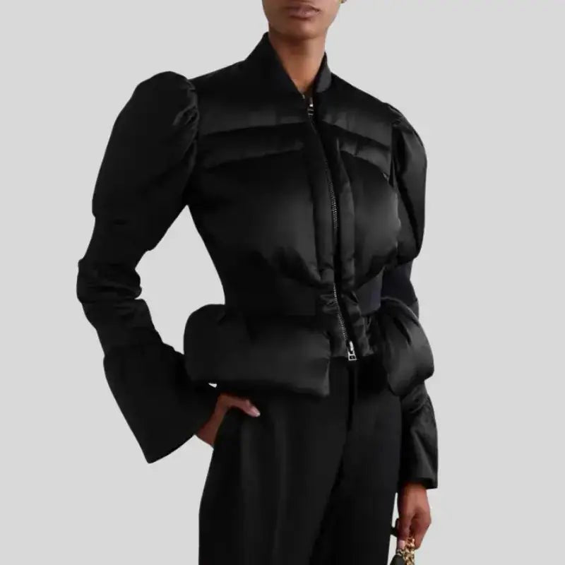 Parka femme cintrée à manches bouffantes en noir présentée portée par un modèle.
