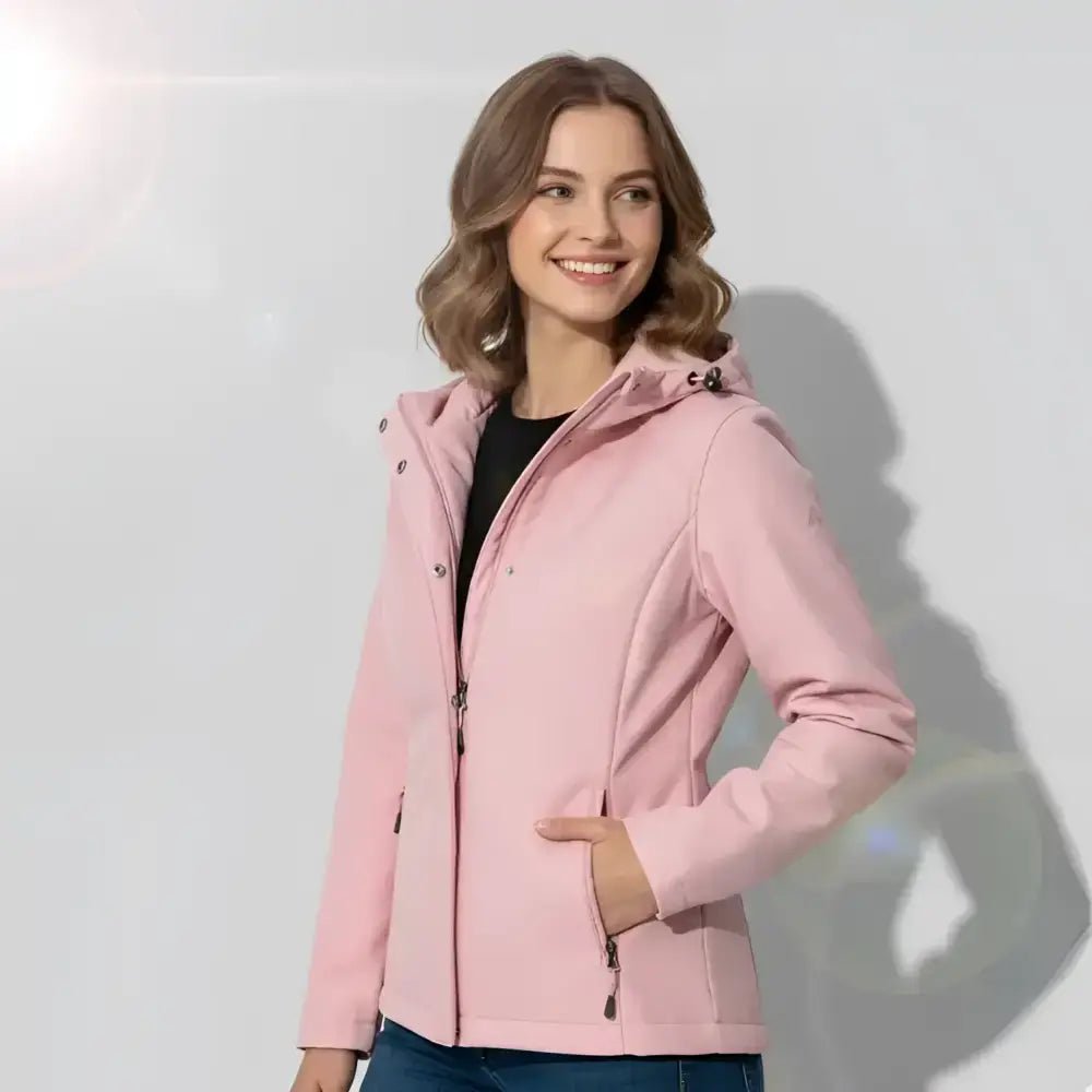 Parka femme à capuche cintrée en rose, offrant une coupe féminine et pratique pour les journées fraîches.