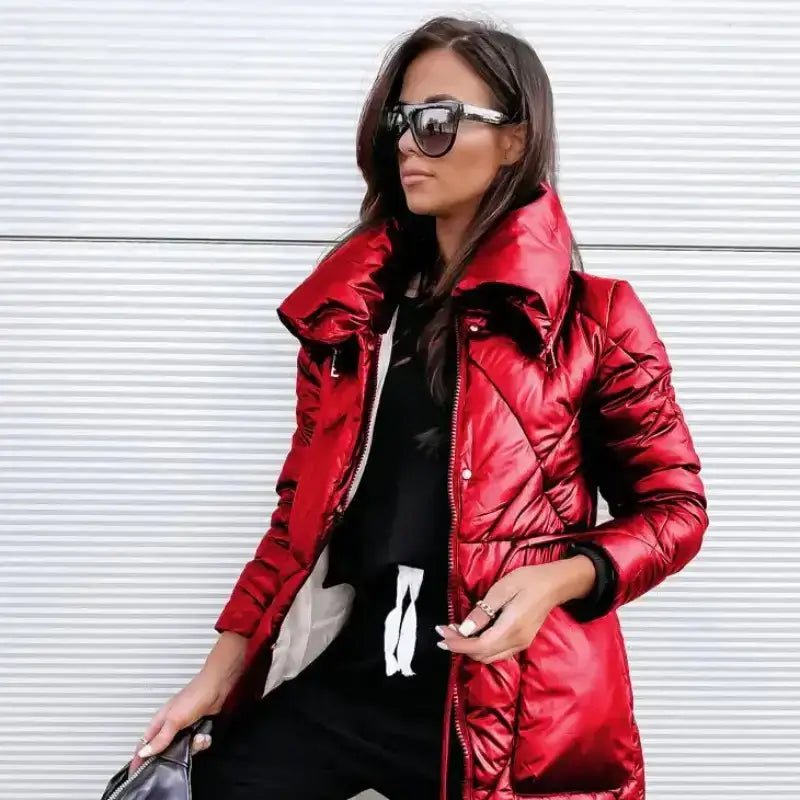 Parka femme matelassée brillante en rouge avec capuche portée par une femme élégante.
