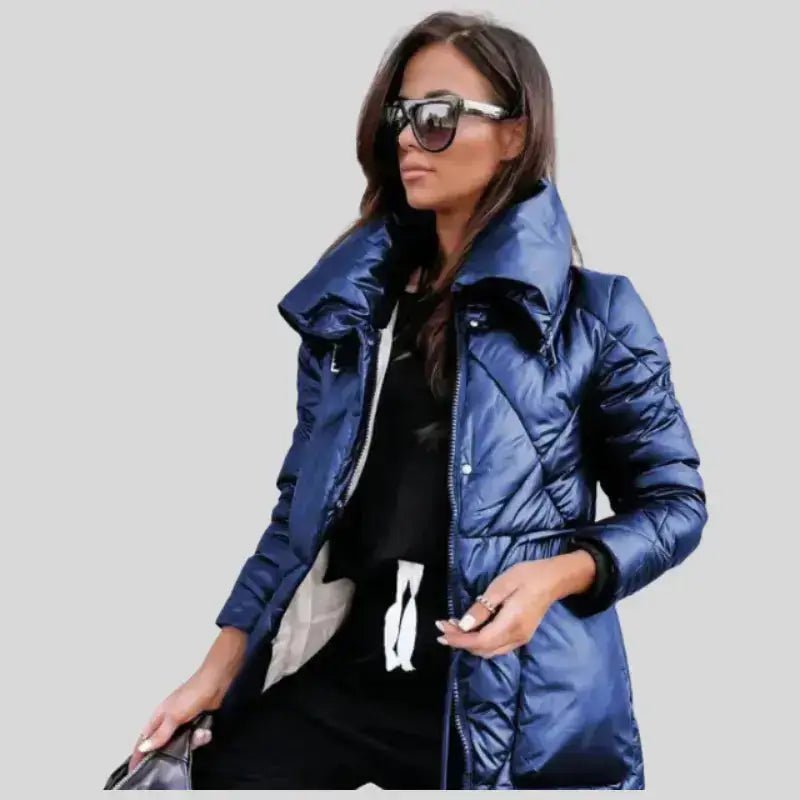 Parka femme matelassée brillante bleu avec capuche, parfaite pour les journées fraîches.