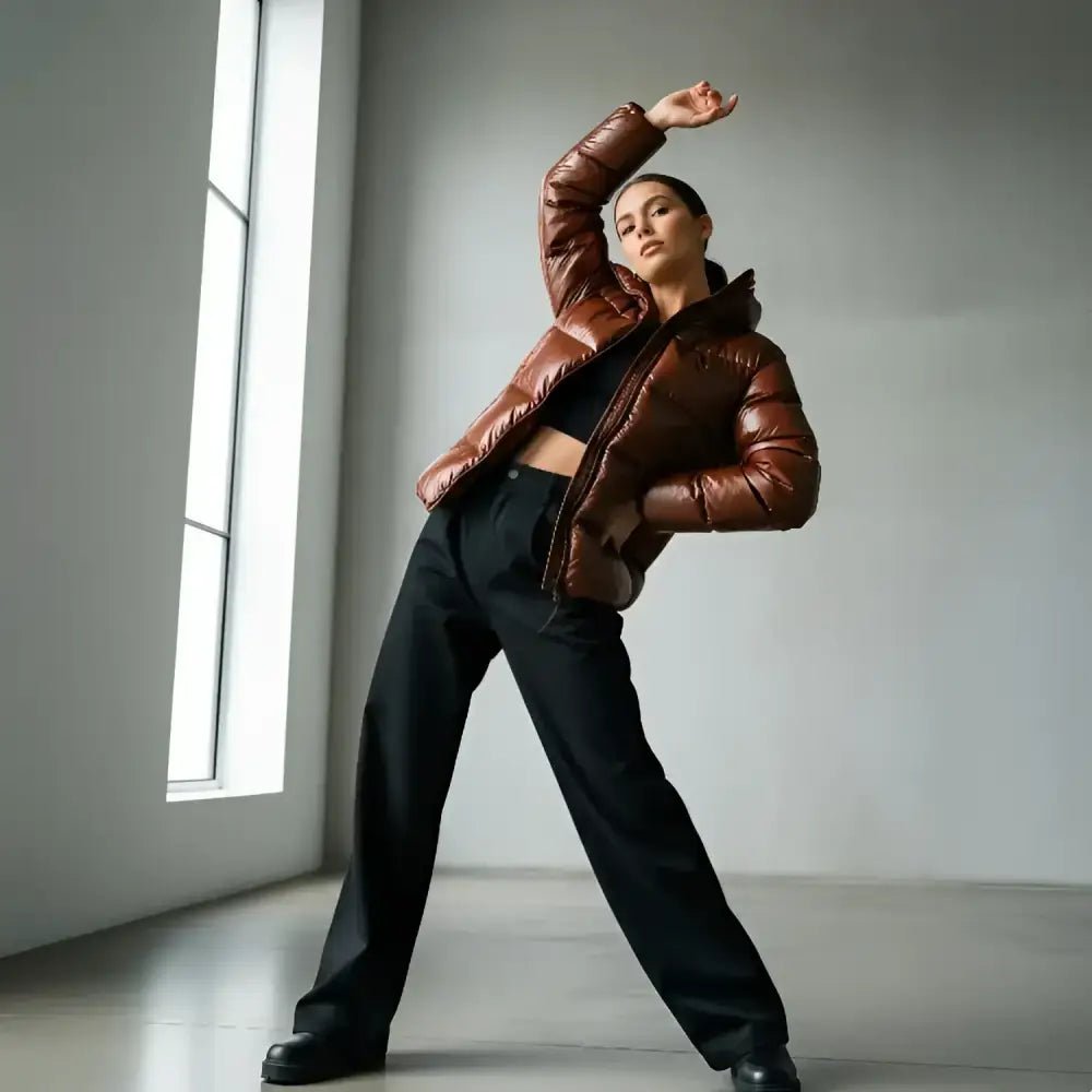 Femme portant une parka femme matelassée brillante, style moderne en intérieur.