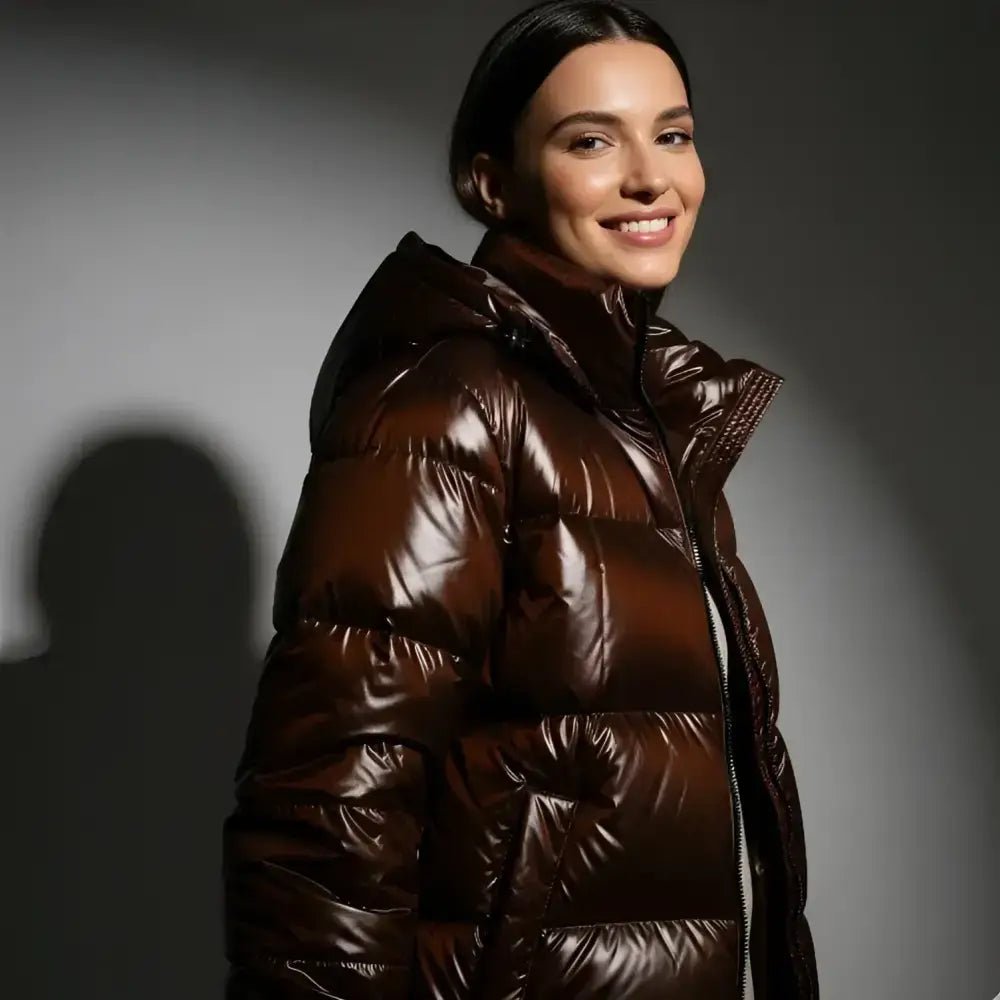 Parka femme matelassée brillante en brun avec capuche, idéale pour les journées fraîches.