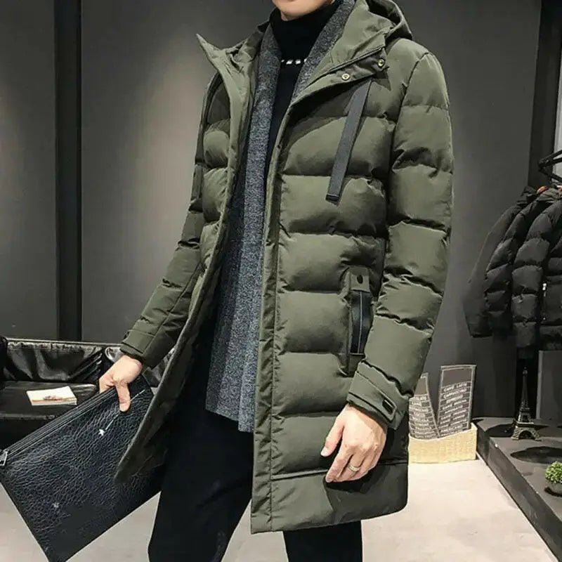 Homme portant une parka homme chaude matelassée avec capuche, décontracté et élégant.