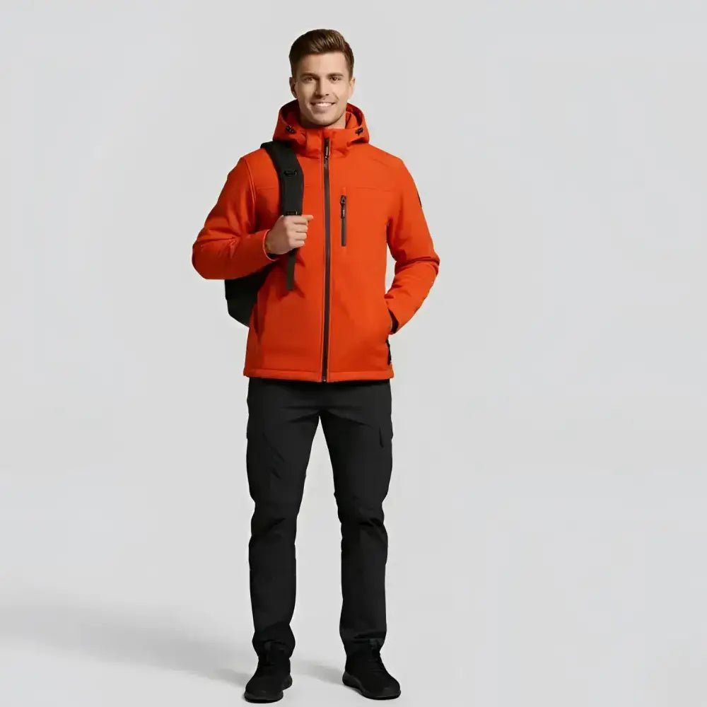 Parka homme bordeaux imperméable à capuche portée avec un sac à dos pour un look urbain décontracté.