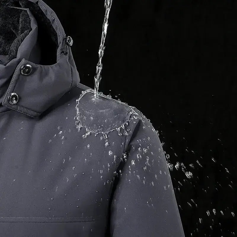 Parka homme grise à capuche avec résistance à l'eau, idéale pour les journées fraîches.