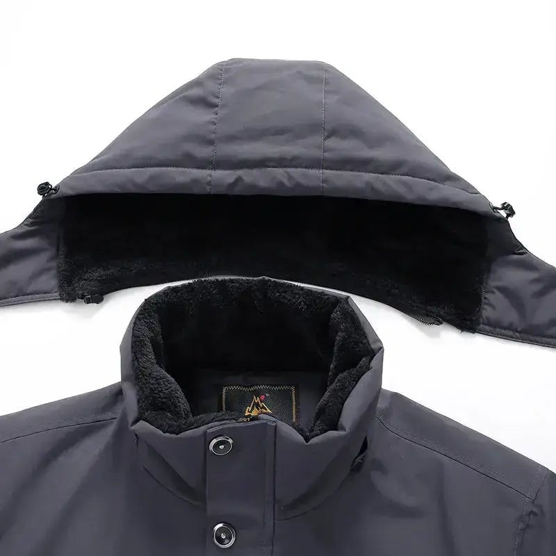 Détail de la capuche de la parka homme grise à capuche – Le Brumeux, conçue pour le confort et le style.