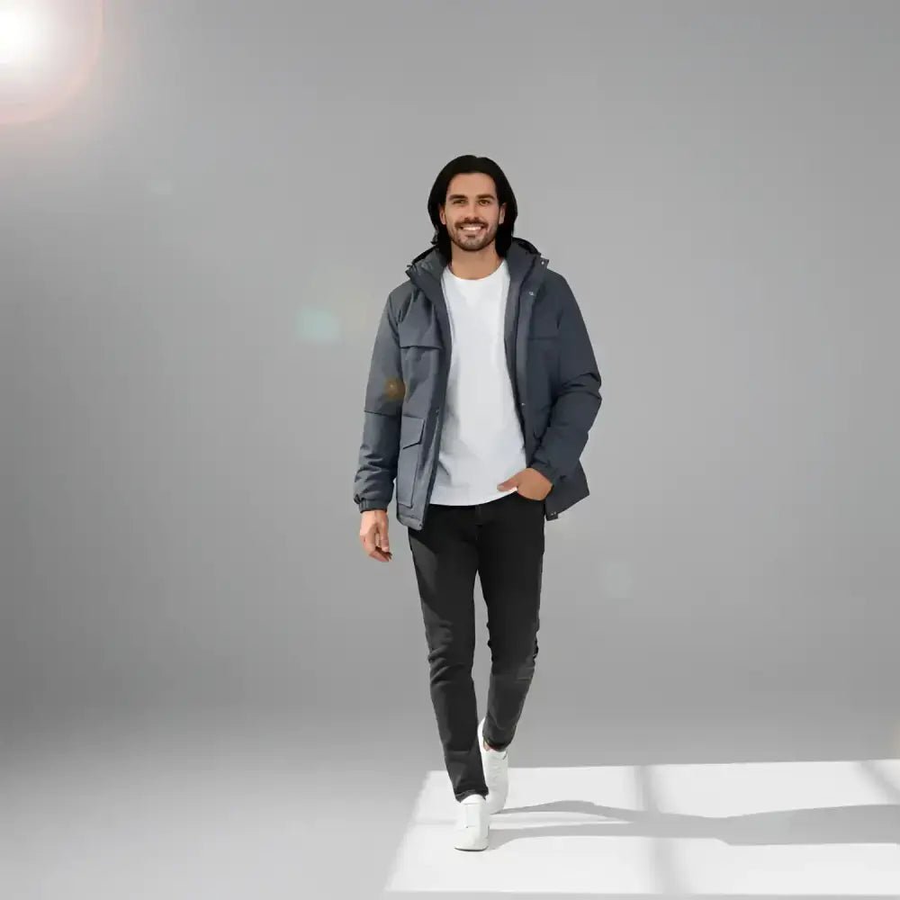 Homme portant une parka homme grise à capuche, style urbain, tenue décontractée, look moderne.