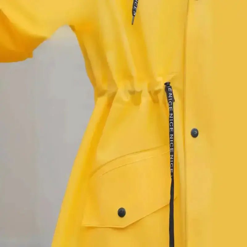 Parka légère femme déperlante colorée à capuche jaune, idéale pour la mi-saison.