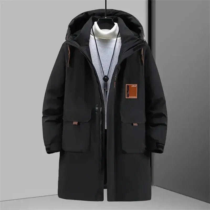 Parka longue homme noire avec capuche, coupe moderne et poches, idéale pour la saison froide.
