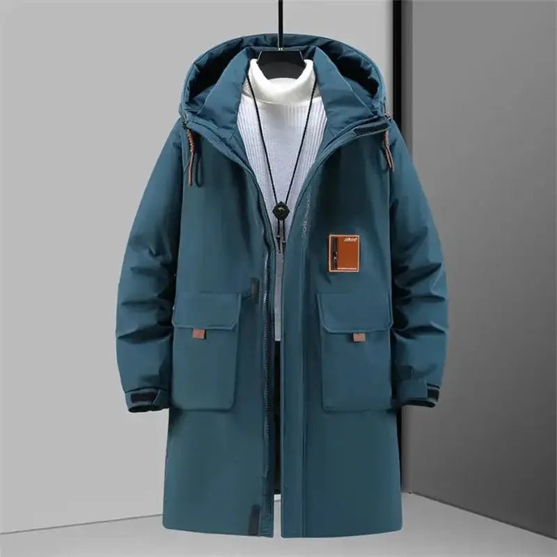 Parka longue homme moderne en bleu avec capuche et poches, parfait pour la saison froide.