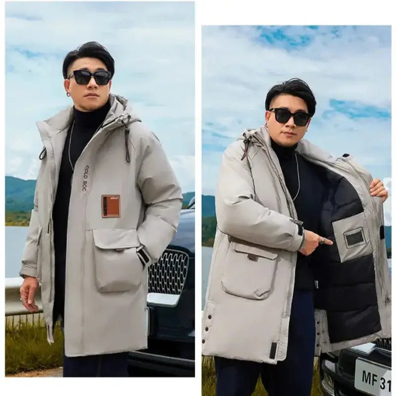 Parka longue homme grande taille noire – Le Titan, modèle porté par un homme avec lunettes de soleil et manteau gris.