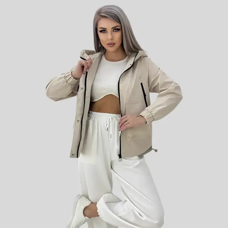 Parka noire femme légère de La Sobre portée par une femme avec un look décontracté.