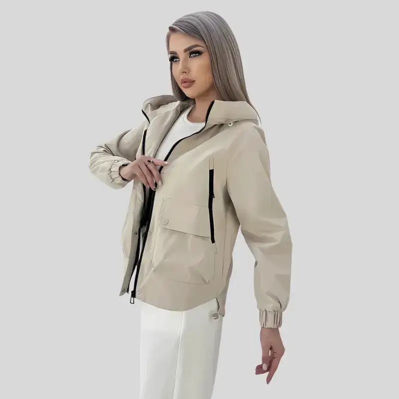 Parka noire femme légère portée par un modèle, idéale pour les journées fraîches.