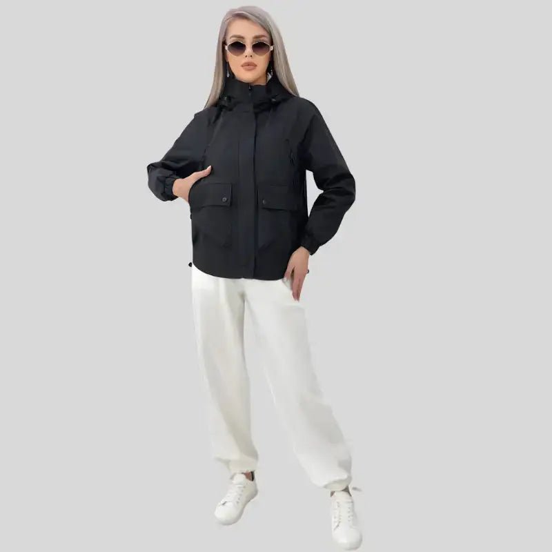 Parka noire femme légère de La Sobre, légère et pratique, avec capuche et poches, modèle mi-saison.
