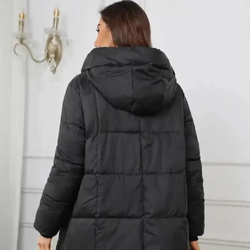 Parka femme noire longue matelassée vue arrière avec capuche, style élégant et isolant pour l'hiver.